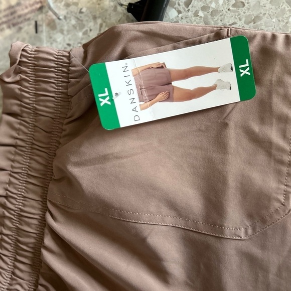 NWT XL DANSKIN PAPERBAG SHORT
INSEAM 4inch
COLOR ANTLER - Picture 14 of 14